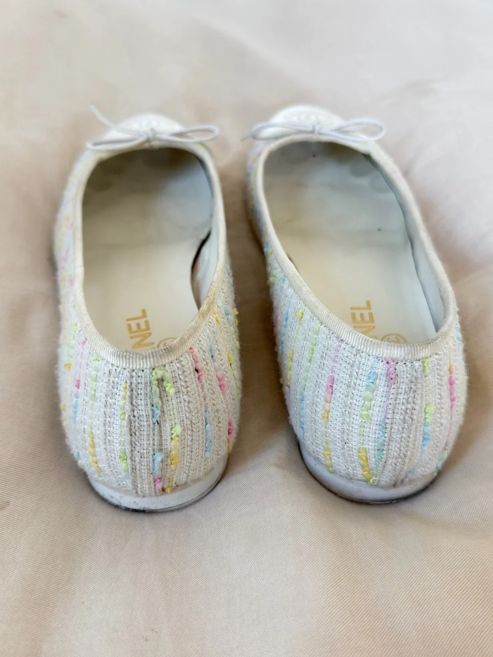 CHANEL White Tweed & Leather Ballet Flats with Signature CC - Picture 3 of 7